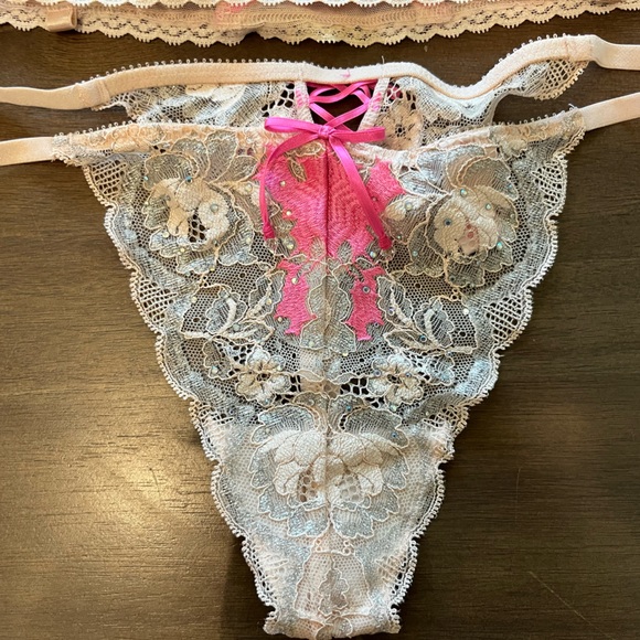Rare Victoria’s Secret lace babydoll and thong (with removable garter clips) - Picture 8 of 15